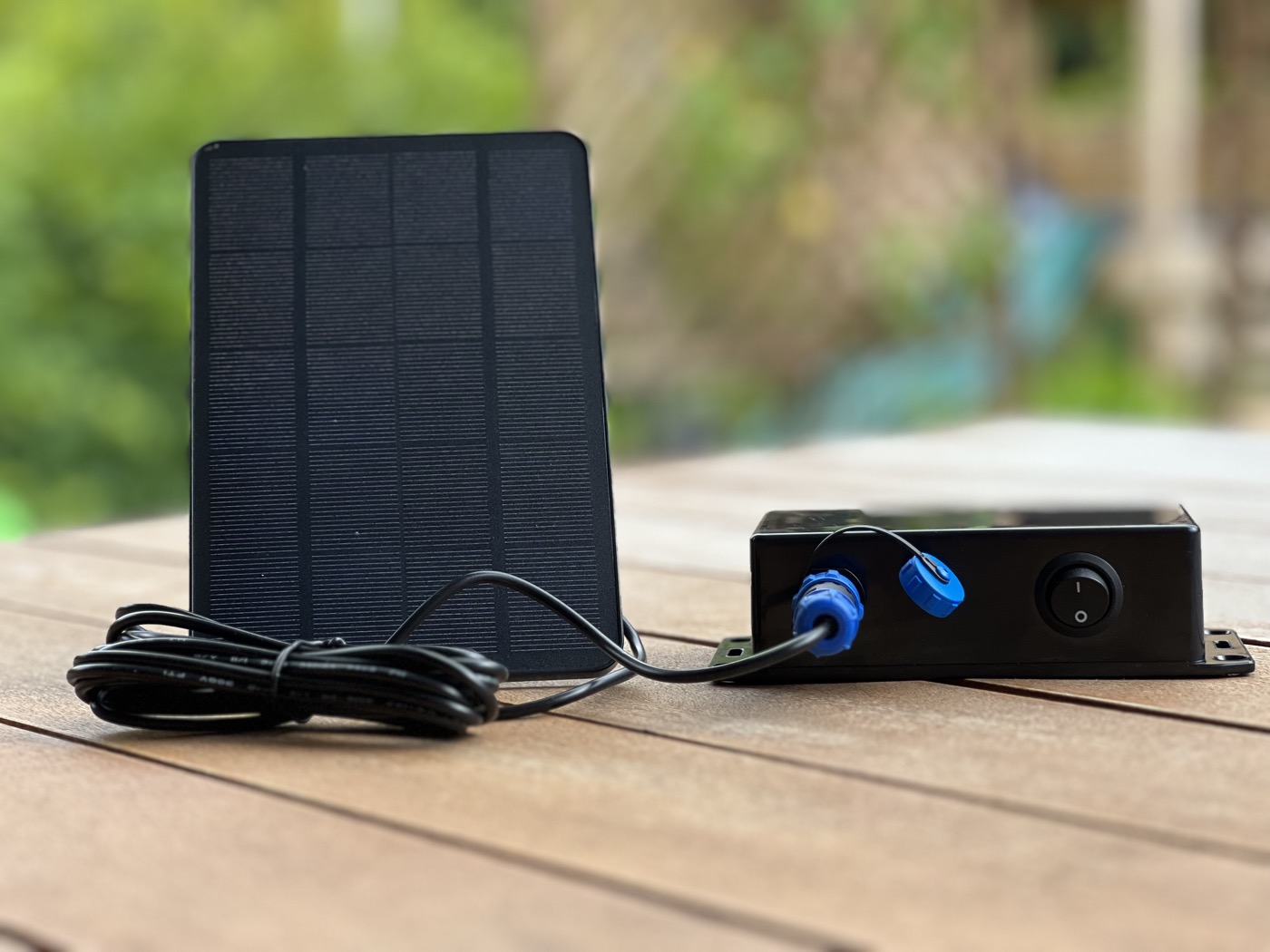 XDiBee WLAN Gateway: schwarzes Gehäuse mit Anschlüssen und Schalter, dazu das Solarmodul