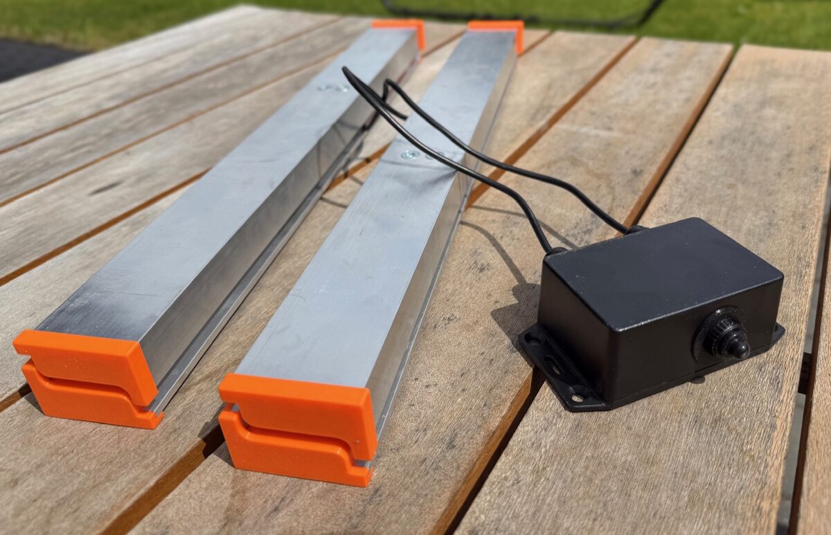 XDiBee Bienenstockwaage WLAN, Version 3, unter einer Beute am Bienenstand